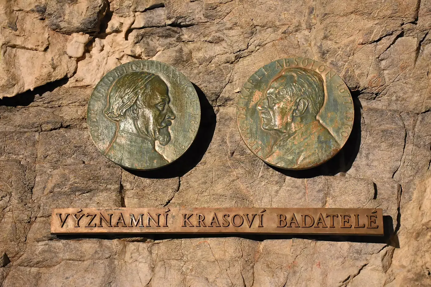 Gedenktafeln bedeutender Karstforscher in den Sloupsko-šošůvské-Höhlen