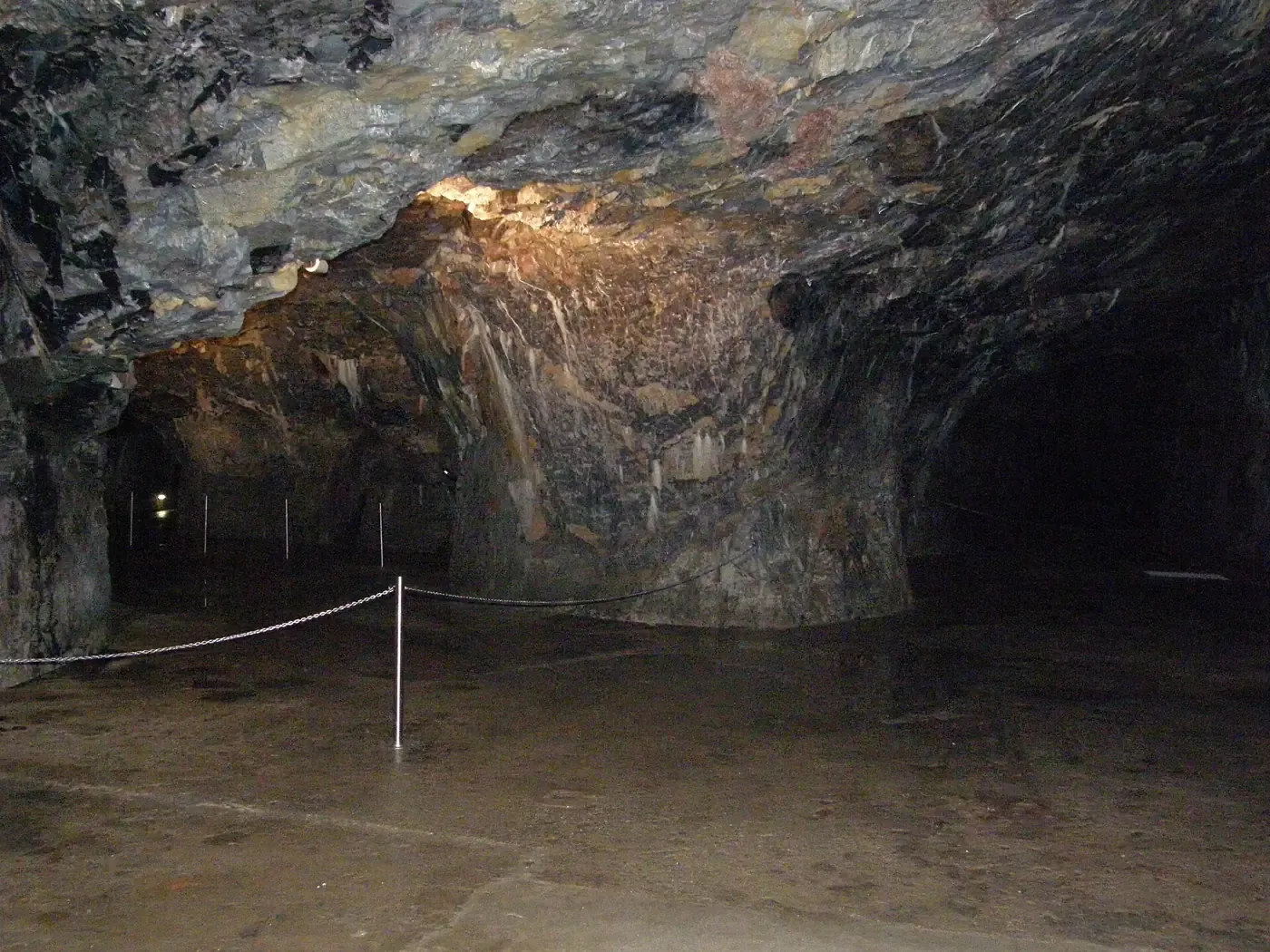 Breiter, ebener Gang in der Höhle Výpustek