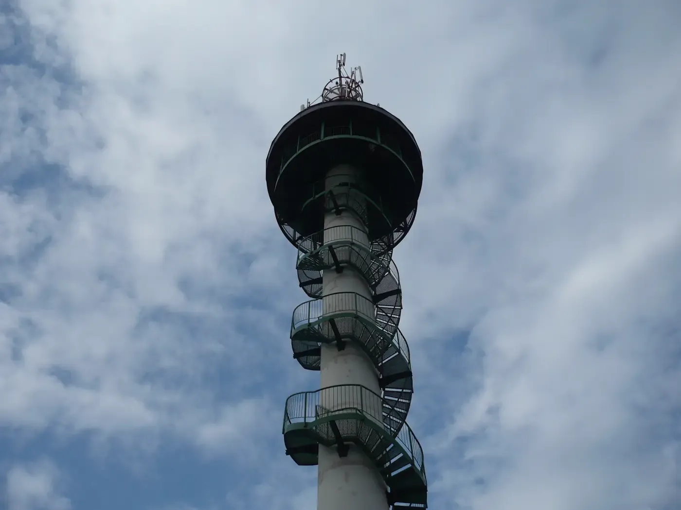 Stahlaussichtsturm Podvrší bei Veselice gegen den Himmel